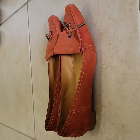 TOD'S pointed toe flat. Orange leather flat gently worn. Size 8. - Picture 4 of 10